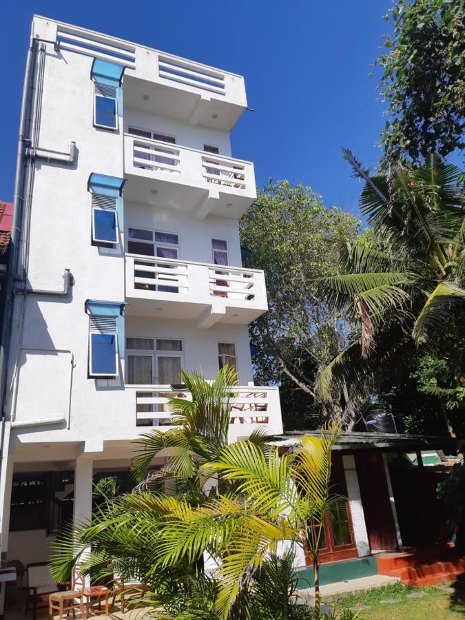 Hotel Beach Paradise à Matara Extérieur photo